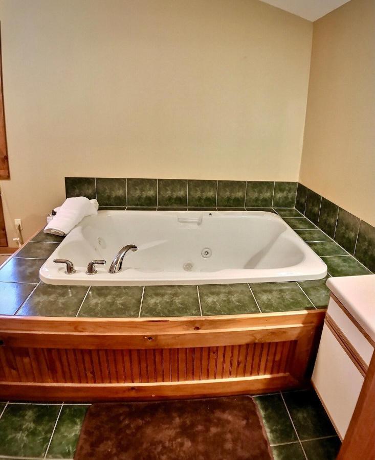 Cedar Creek Cabins #1 - Giant Spa Tub, Large Wooded Porch, Full Kitchen, 1 Bedroom ユリーカ・スプリングス エクステリア 写真
