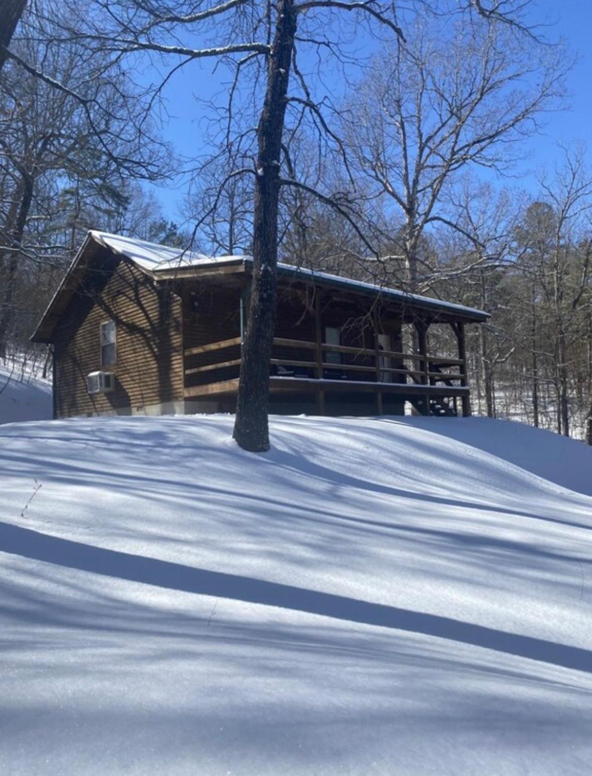 Cedar Creek Cabins #1 - Giant Spa Tub, Large Wooded Porch, Full Kitchen, 1 Bedroom ユリーカ・スプリングス エクステリア 写真