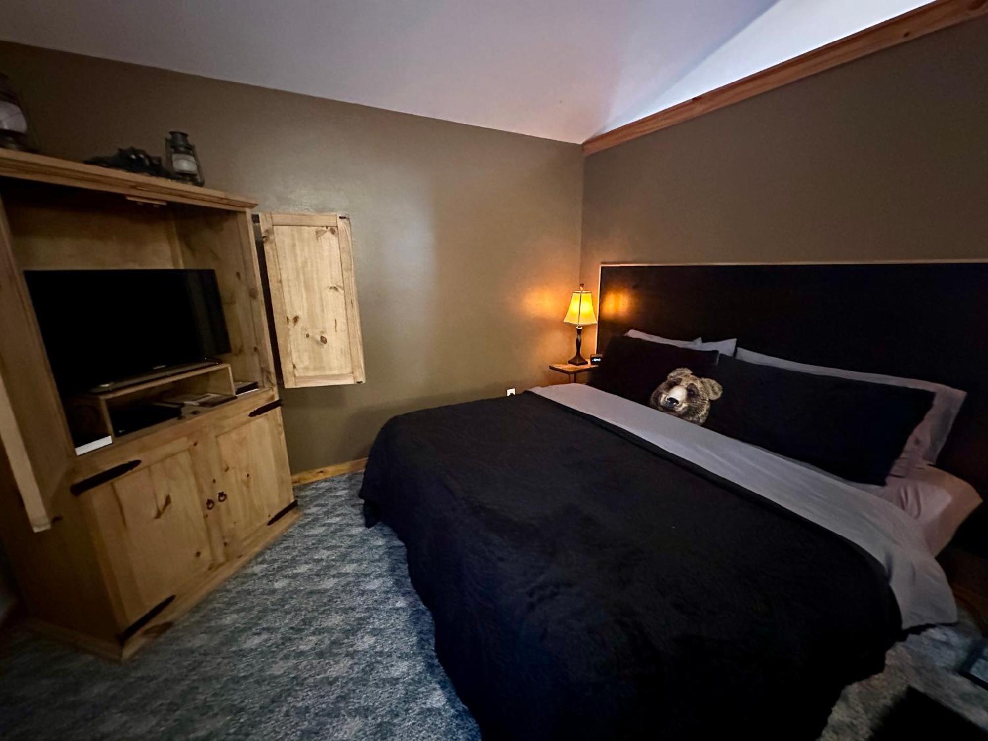 Cedar Creek Cabins #1 - Giant Spa Tub, Large Wooded Porch, Full Kitchen, 1 Bedroom ユリーカ・スプリングス エクステリア 写真